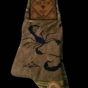 Sock It Up Men's Scorpion Bite Novelty Crew Socks